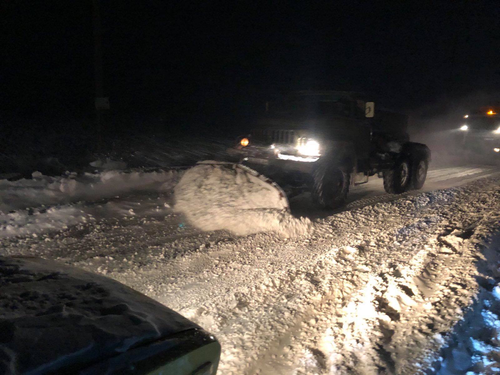 На дорогах Львівщини протягом доби рятувальники відбуксирували зі снігових заметів 6 швидких. Фото: ДСНС Львівщини