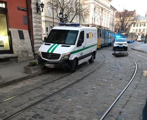 У центрі Львова автомобіль збив скутериста