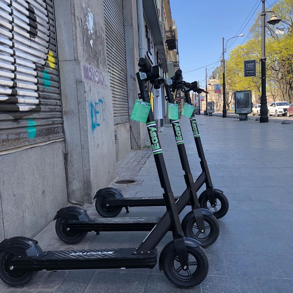 У Львові запустили перший сервіс спільного використання електричних самокатів. Фото: zaxid.net