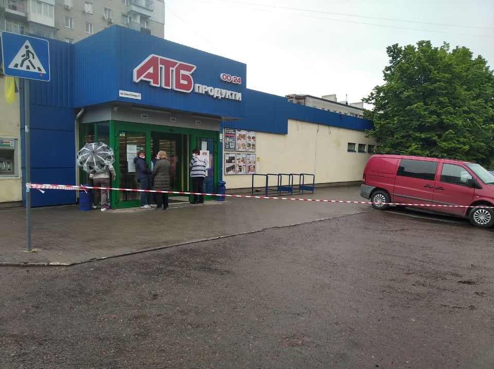 У Львові евакуйовували людей з супермаркетів через анонімне повідомлення про замінування двох мереж. Фото патрульної поліції