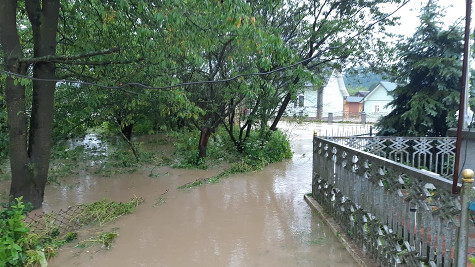 На Львівщині затопило село. Фото: ДСНС Львівщини