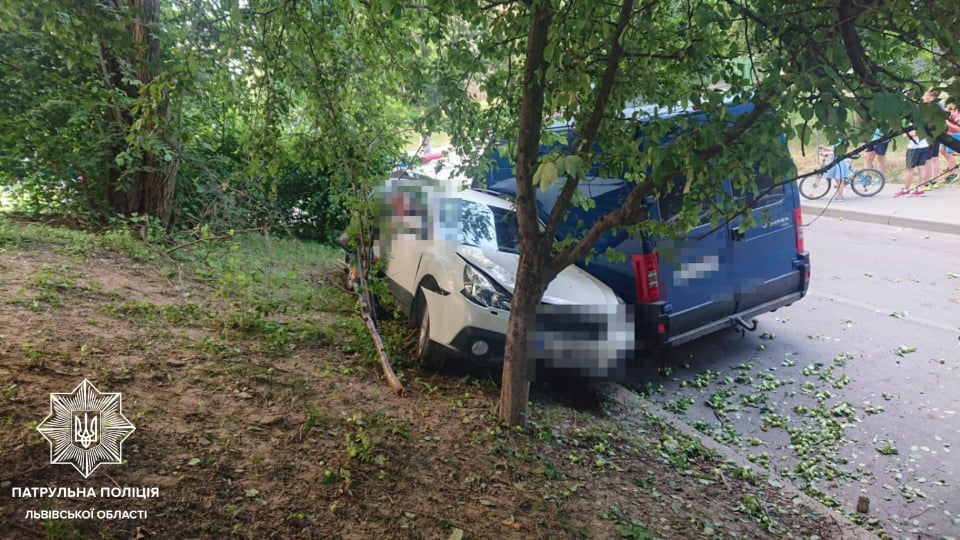 П'яний львів'яний вчинив ДТП і сховався вдома. Фото поліції
