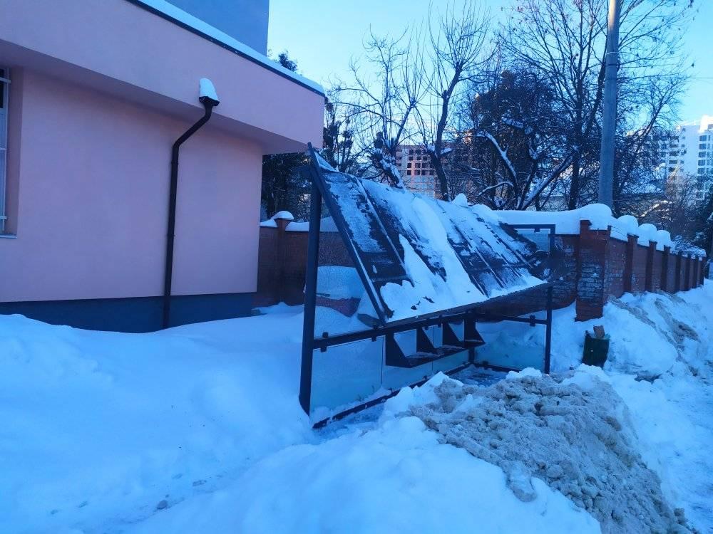 У Львові на вулиці Коновальця обвалилася зупинка. Фото: Andriy Syrota