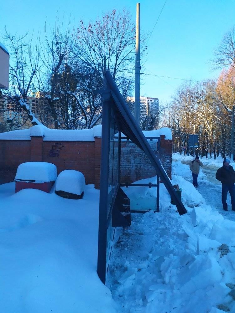 У Львові на вулиці Коновальця обвалилася зупинка. Фото: Andriy Syrota