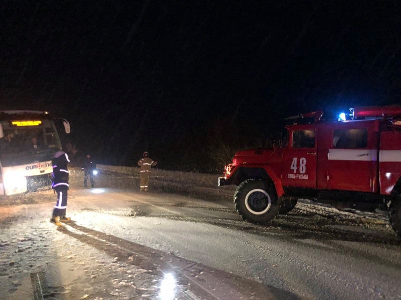 У Раві-Руській застряг пасажирський автобус міжнародного сполучення. Фото: ДСНС Львівщини