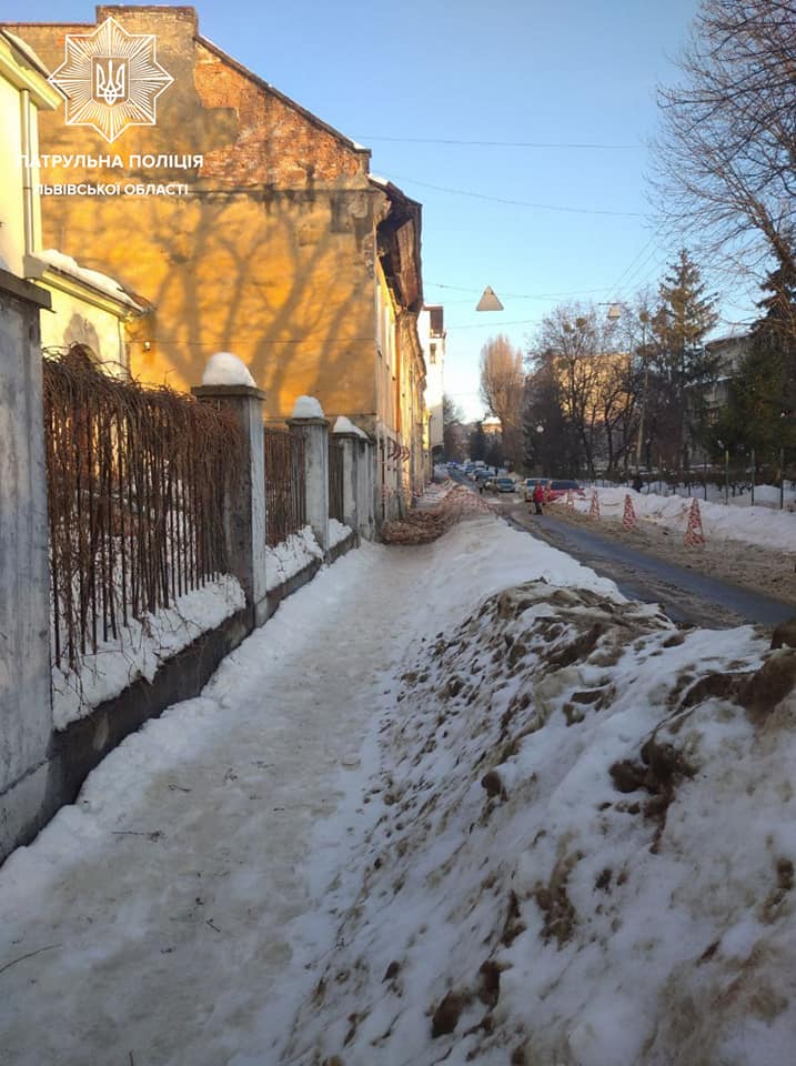 У Львові на вулиці Некрасова перекрили рух. Фото: поліції