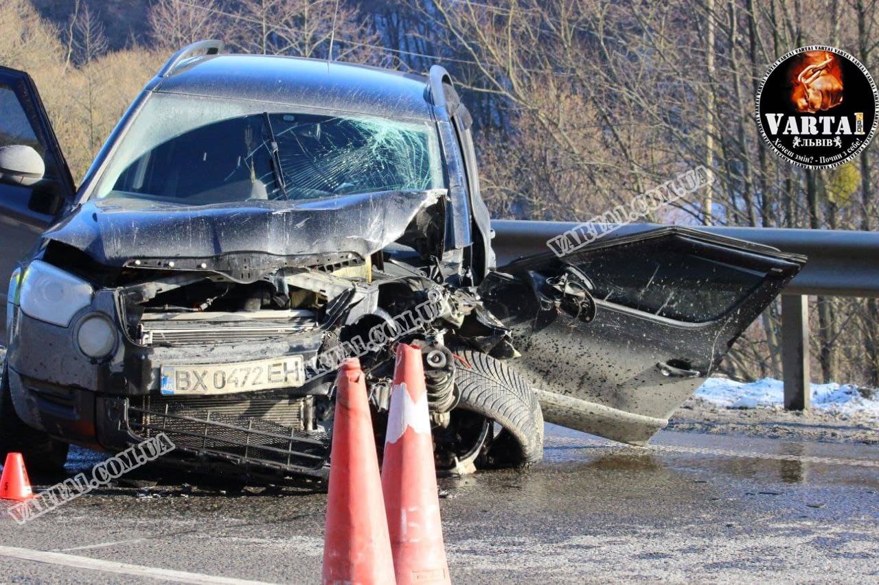 ДТП на об'їзній Львова: загинули чоловік з дитиною, ще двоє — у лікарні. Фото: Варта1