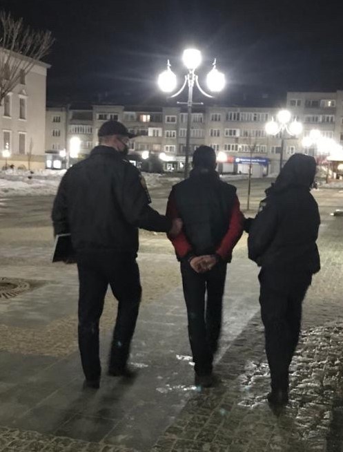 Увечері 24 лютого біля будинку у Дрогобичі знайшли труп чоловіка. Фото: поліції