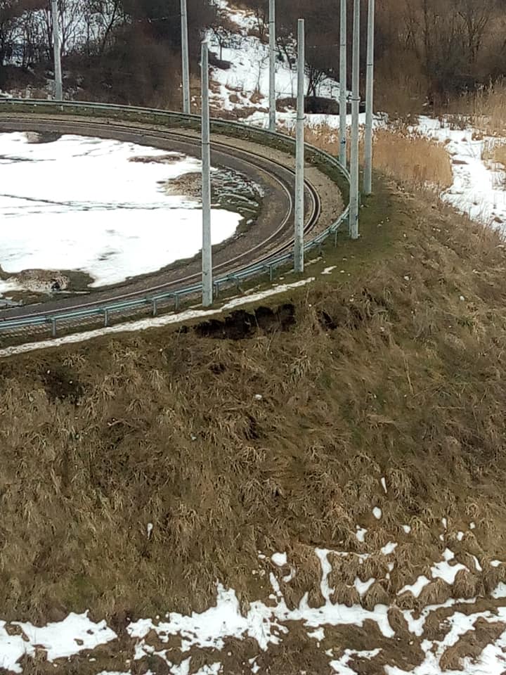 У Львові на Сихові на кінцевій зупинці трамвая №8 стався зсув ґрунту. Фото: Zoryana Bogonis