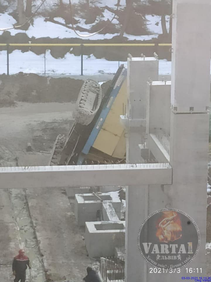 У Львові на вулиці Личаківській під час будівельних робіт впав кран. Фото: Варта1 