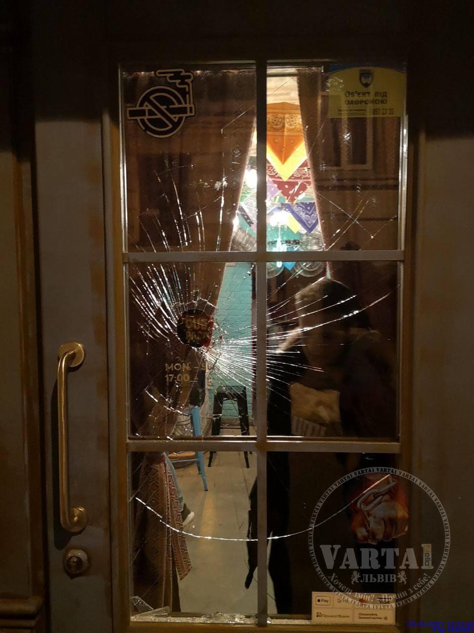 Фото, відео: у центрі Львова чоловік розтрощив головою двері бару фото 1
