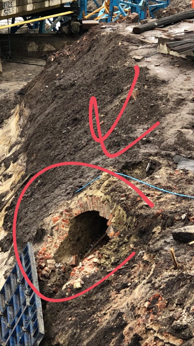 У Львові під час будівництва на Лемківській виявили цегляні підземні споруди. Фото: Христина Огоновська