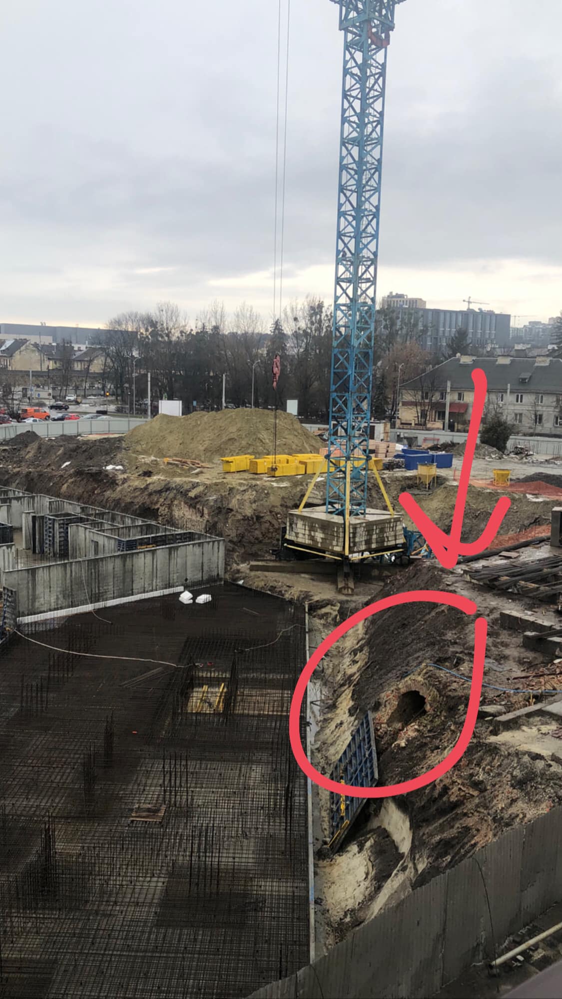 У Львові під час будівництва на Лемківській виявили цегляні підземні споруди. Фото: Христина Огоновська