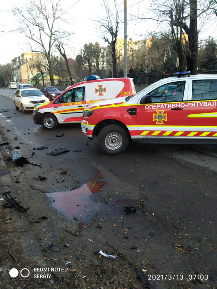 13 березня на вулиці Шевченка у Львові сталась ДТП. Фото: ДСНС Львівщини