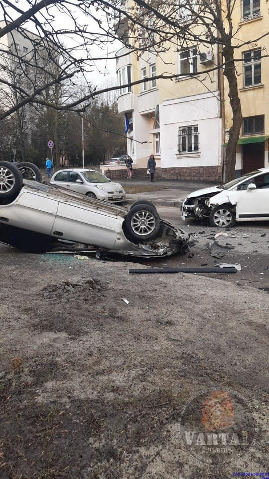 Зранку 15 березня у Львові автомобіль перекинувся на дах. Фото: Варта1