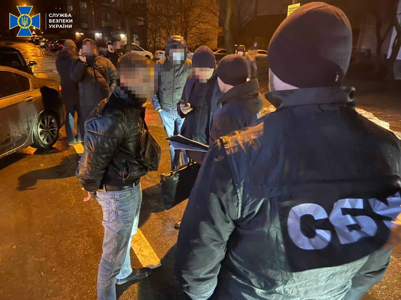 У Львові на вулиці Хвильового затримали поліцейського під час отримання хабара. Фото: Служба безпеки України