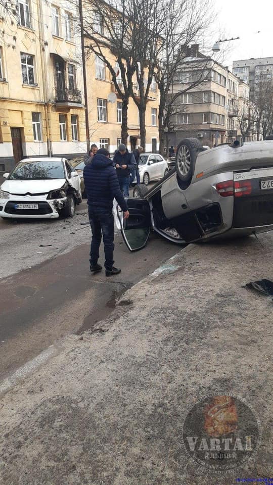 Зранку 15 березня у Львові автомобіль перекинувся на дах. Фото: Варта1