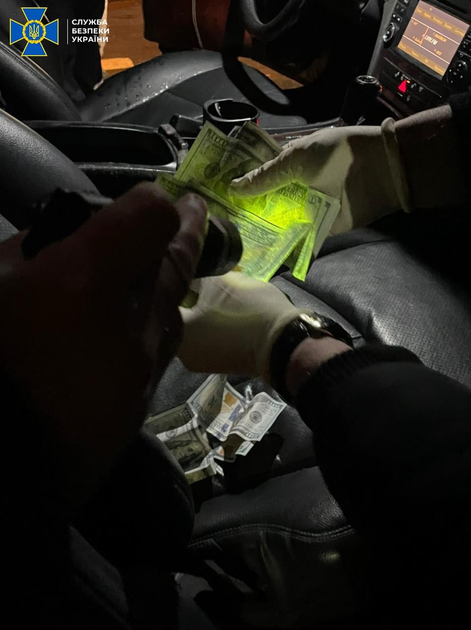 У Львові на вулиці Хвильового затримали поліцейського під час отримання хабара. Фото: Служба безпеки України