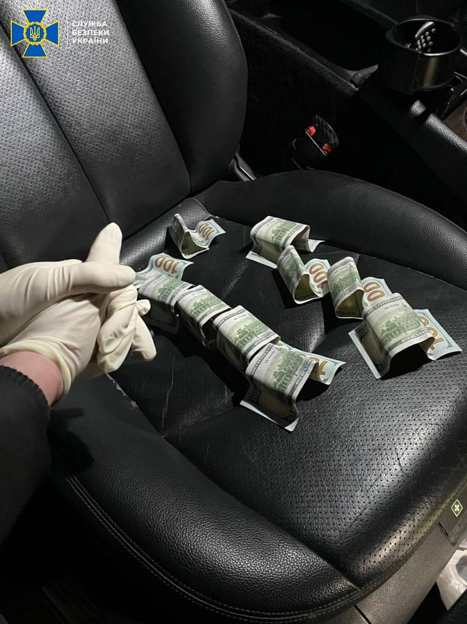 У Львові на вулиці Хвильового затримали поліцейського під час отримання хабара. Фото: Служба безпеки України