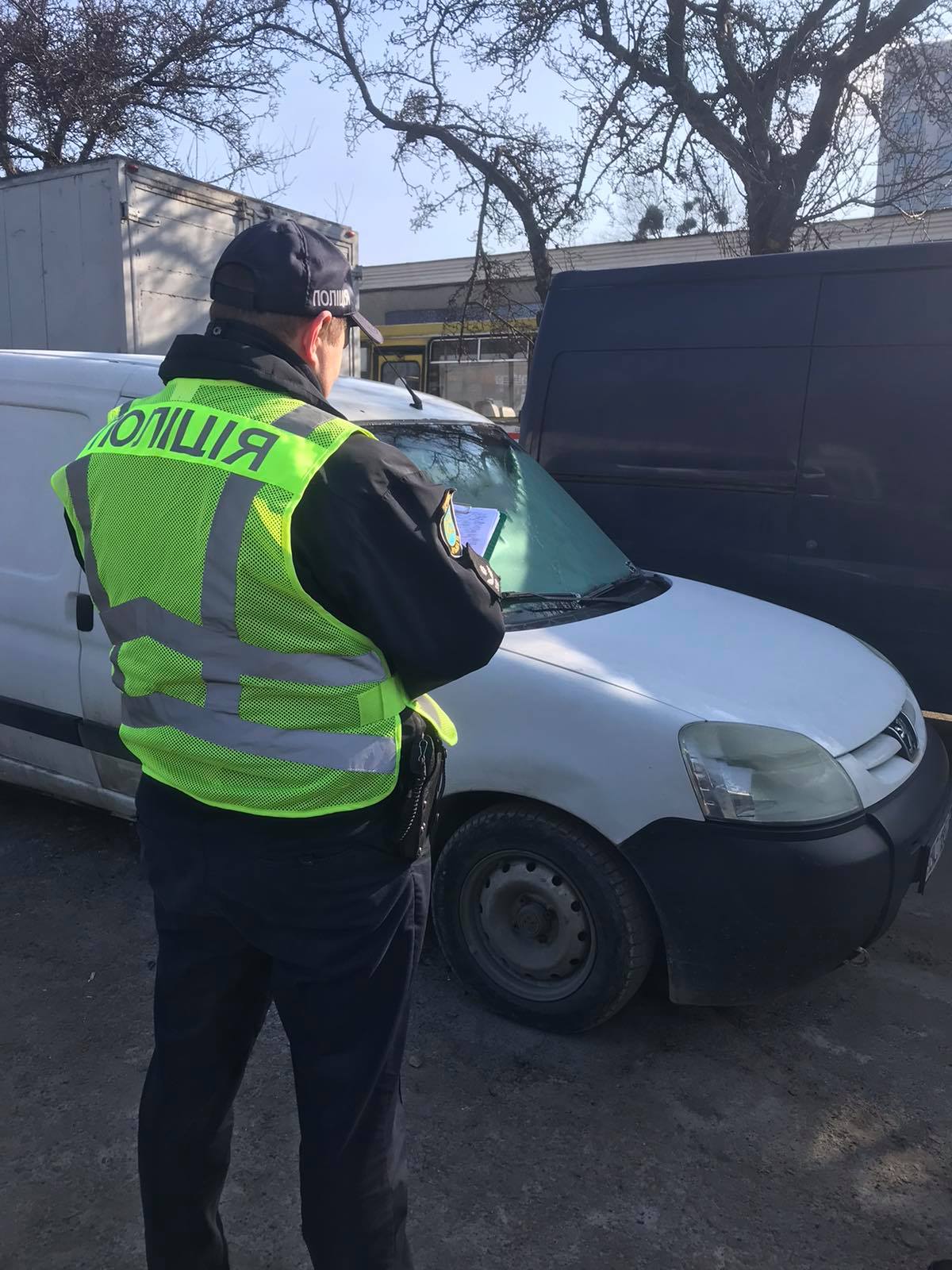 У Львові автомобіль збив двох пішоходів, доставив їх у лікарню і втік. Фото: поліція Львівщини