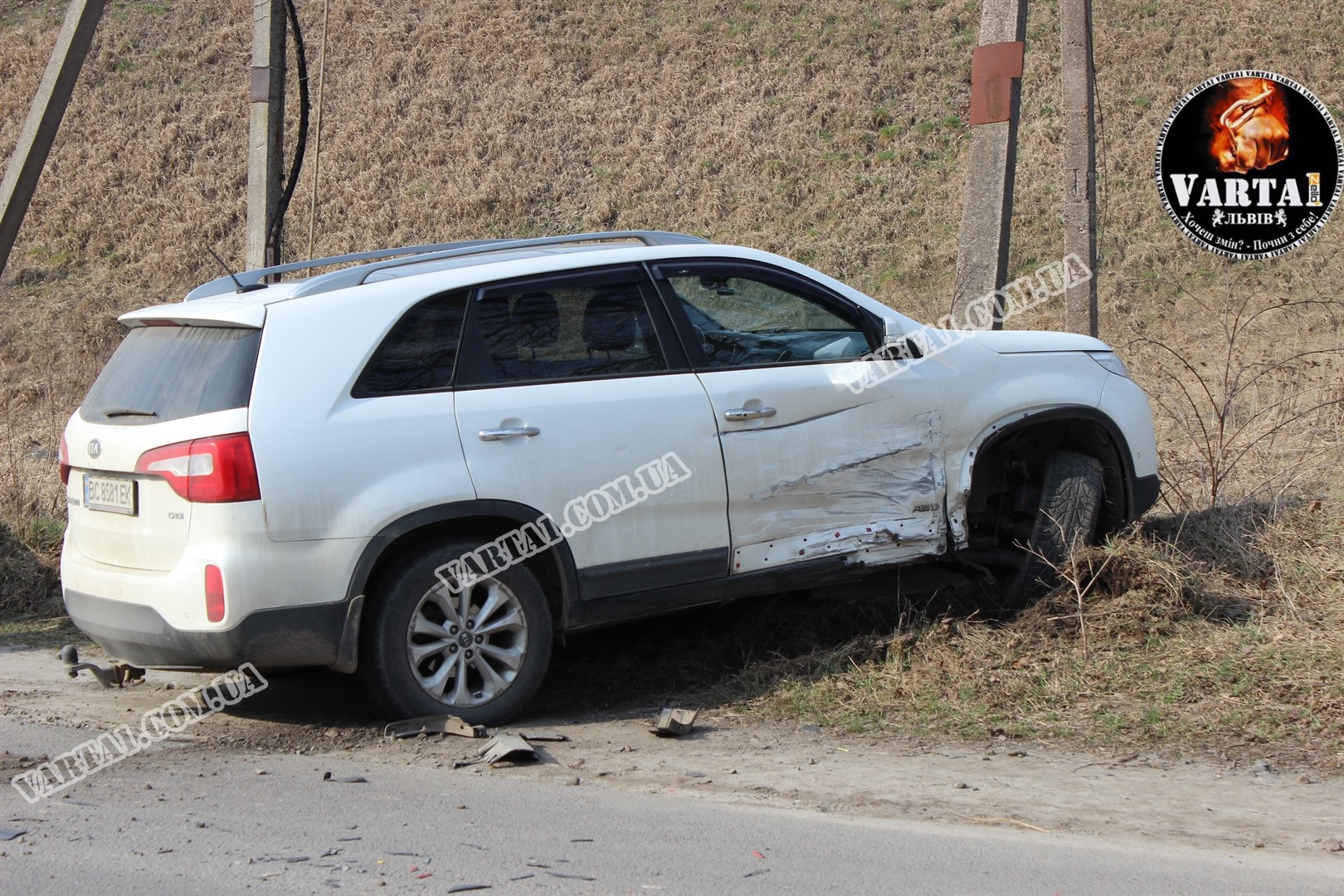 У Залізничному районі Львова внаслідок ДТП автомобіль перекинувся на дах. Фото: Варта1