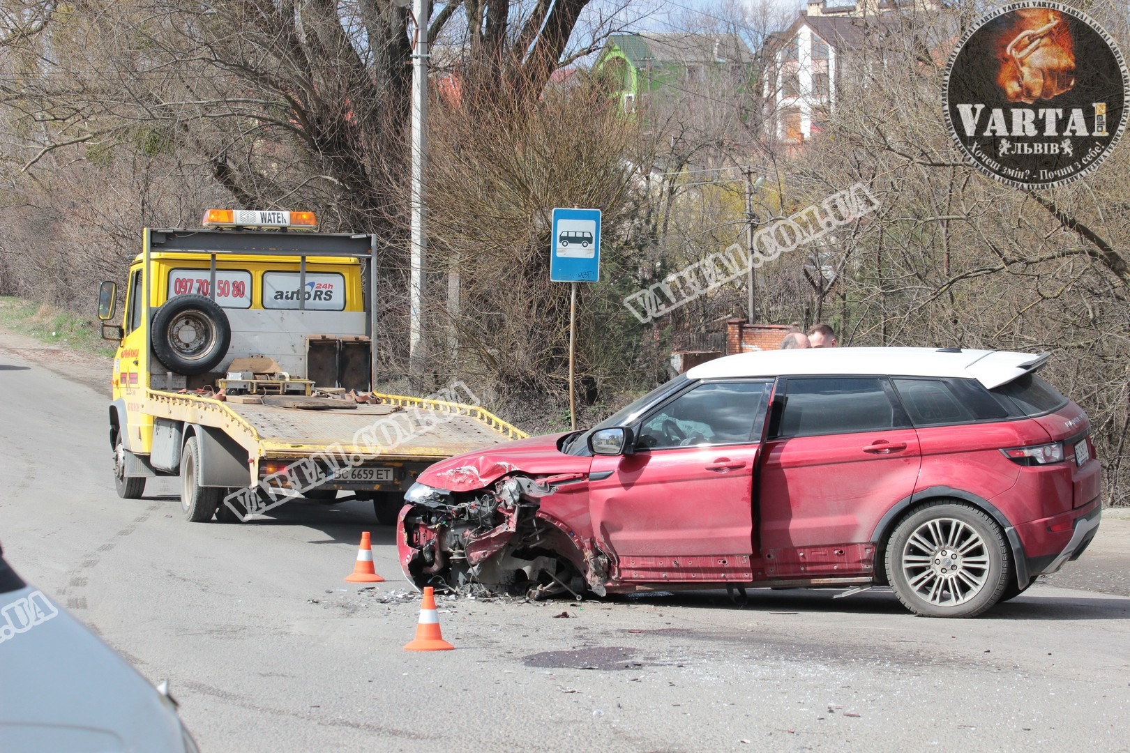 У Львові позашляховик врізався в автобус. Фото: Варта1