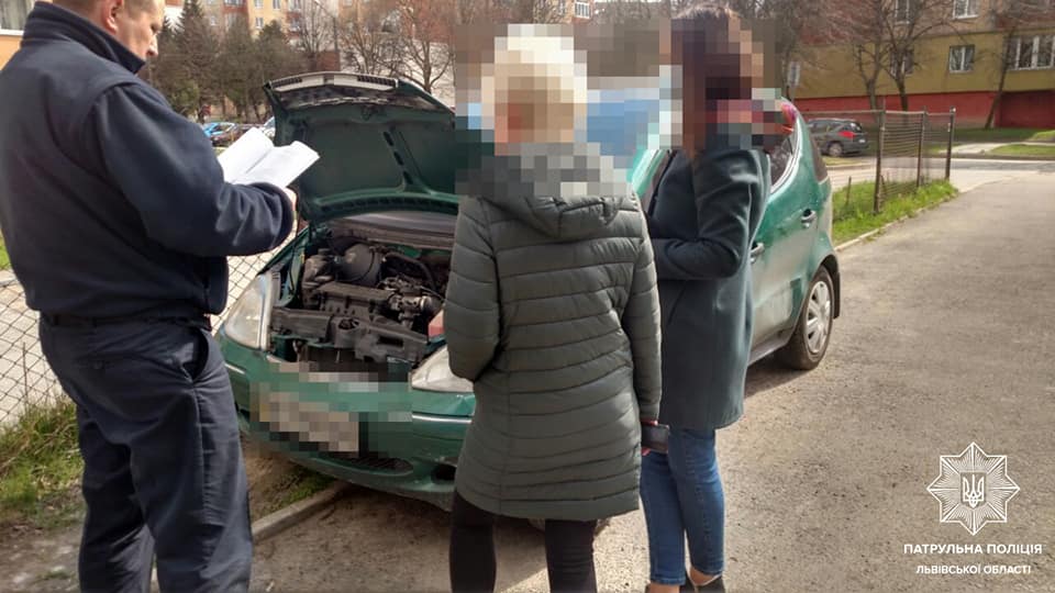 У Львові зафіксували автомобіль Mercedes-Benz, який виявився двійником. Фото: поліція