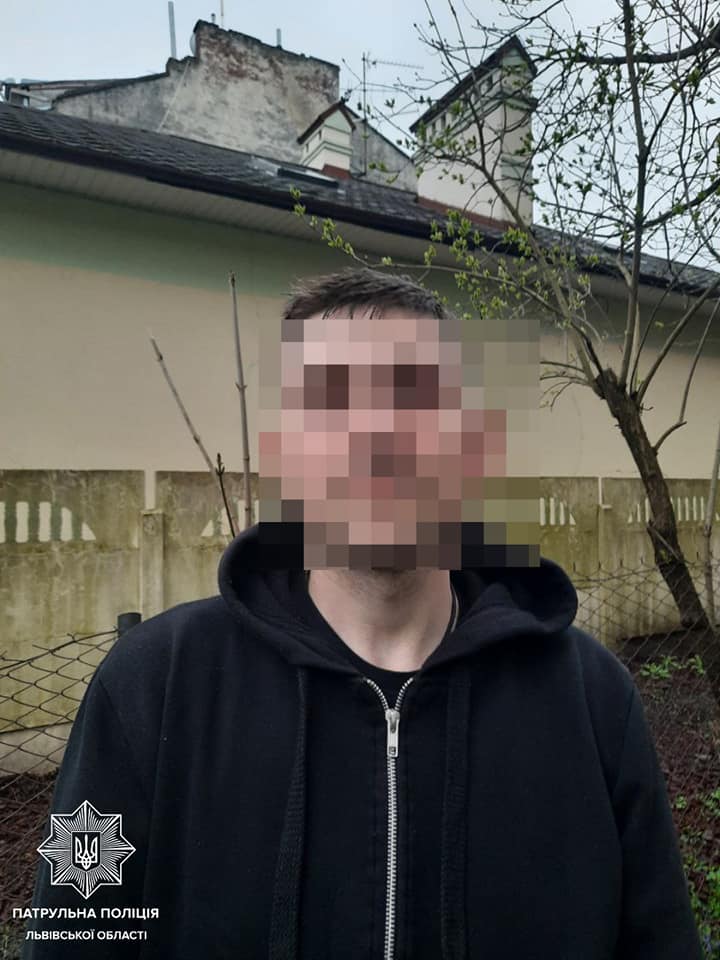 У Львові затримали грабіжника, коли він намагався потрапити у чужий будинок. Фото: поліція