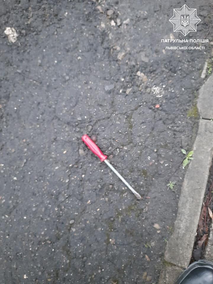 У Львові затримали грабіжника, коли він намагався потрапити у чужий будинок. Фото: поліція
