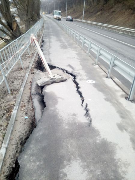 На вулиці Личаківській у Львові утворилося провалля і тріщина на тротуарі. Фото: Варта1