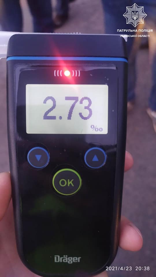 У Львові п’яний водій спричинив ДТП на вулиці Винниця. Фото: патрульна поліція