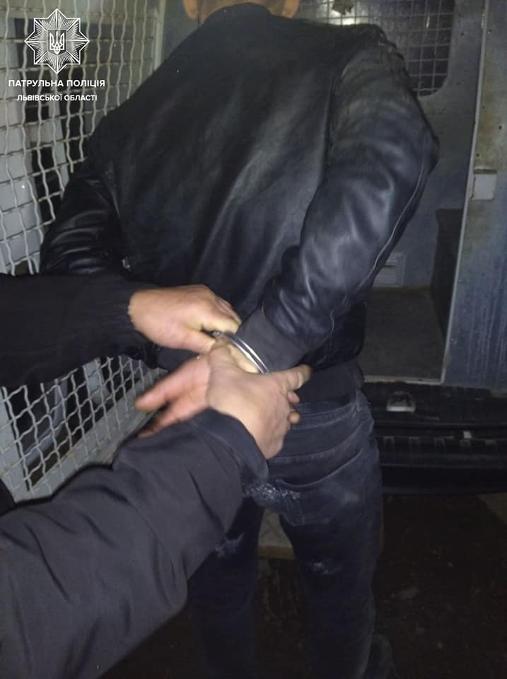 У парку Франка п’яний львів’янин побив патрульних. Фото: поліція 