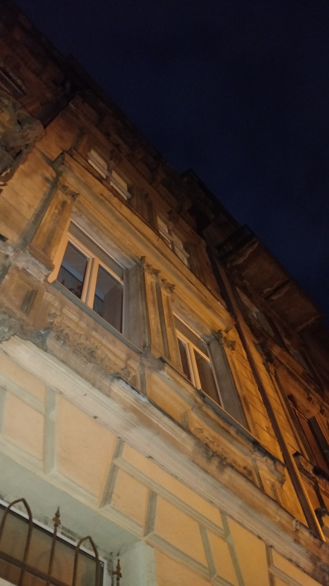 У Львові на вулиці Генерала Чупринки обвалився елемент фасаду. Фото: Олексій Мишаківський