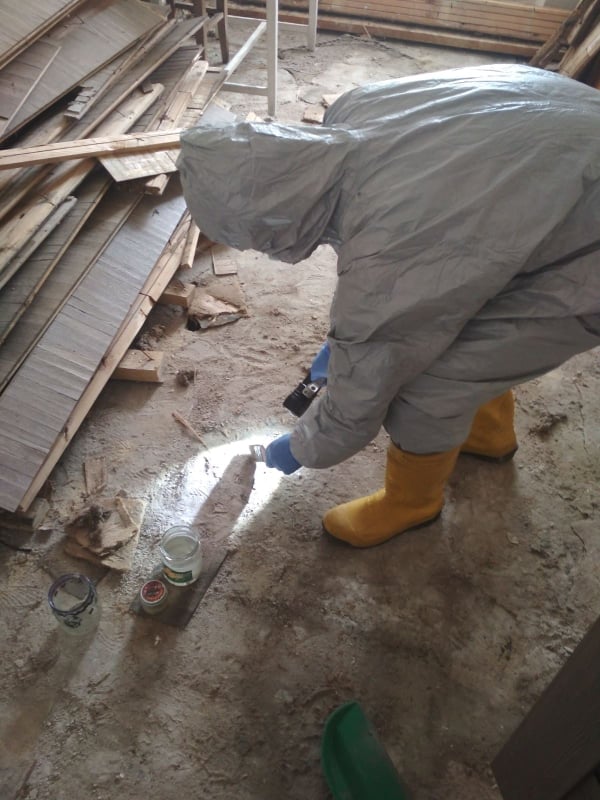 Львів&rsquo;яни знайшли під паркетом понад пів кілограма ртуті. Фото: ДСНС Львівщини