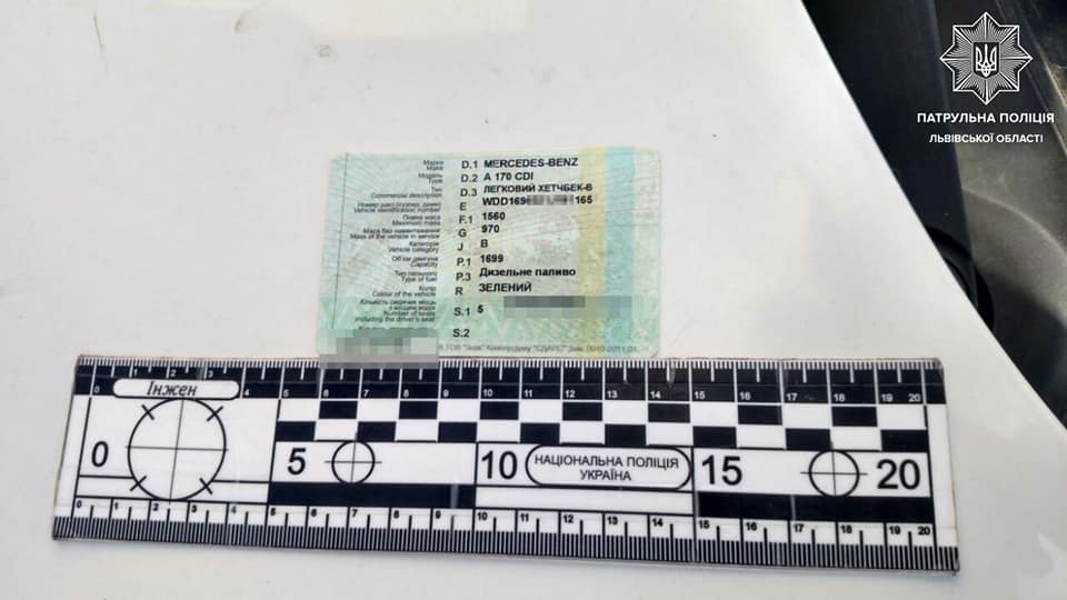 У Львові зафіксували автомобіль Mercedes-Benz, який виявився двійником. Фото: поліція