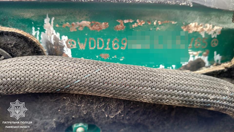 У Львові зафіксували автомобіль Mercedes-Benz, який виявився двійником. Фото: поліція