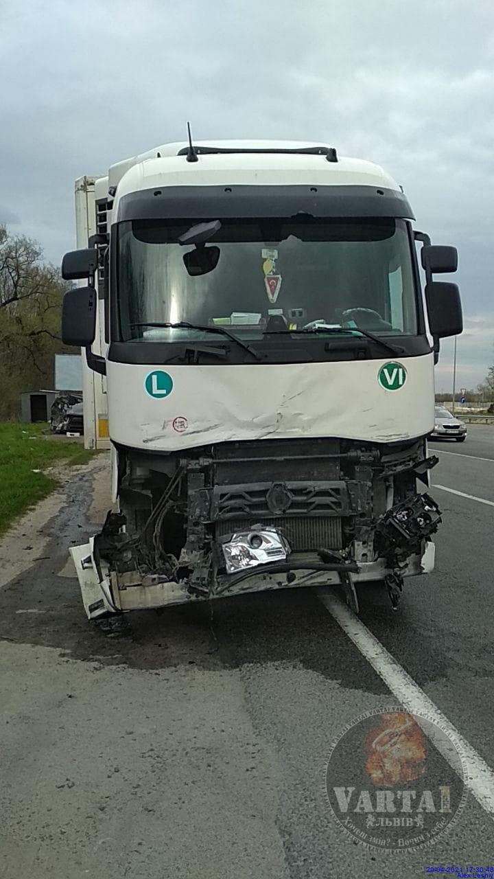 Біля Львова сталась ДТП за участі вантажівки і автомобіля. Фото: Варта1