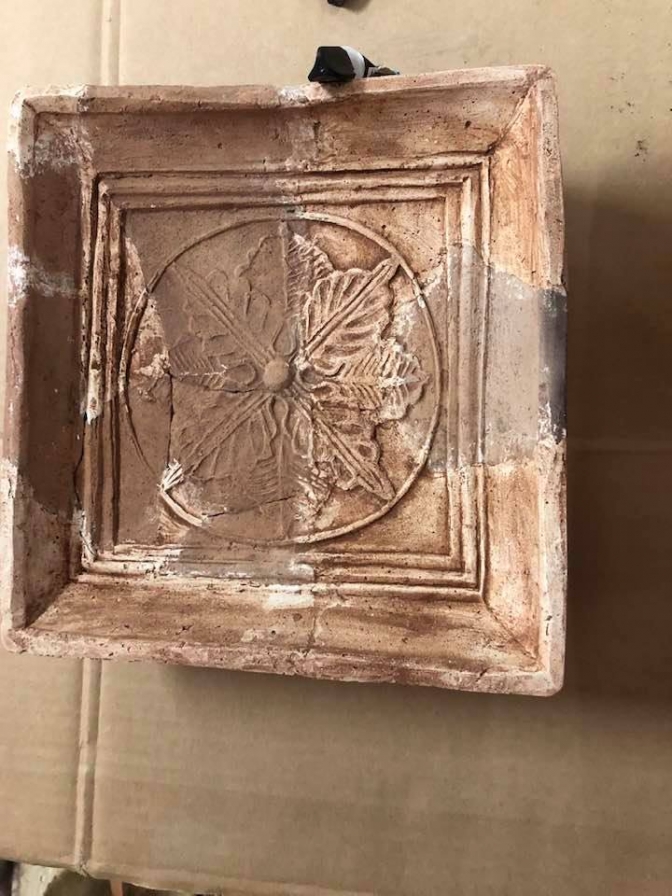 В одній із давніх кам&rsquo;яниць у центрі Львова знайшли кахлі 1530 року. Фото із Фейсбук сторінки Лілії Онищенко