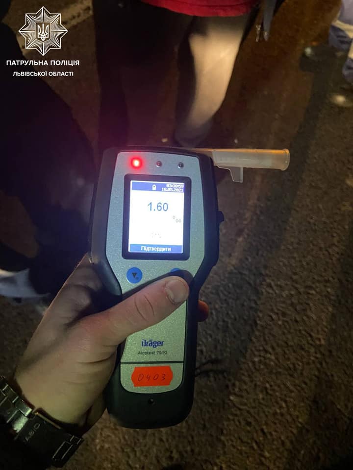 На Львівщині водій автомобіля спричинив ДТП з двома авто і локомотивом. Фото: поліція Львівщини