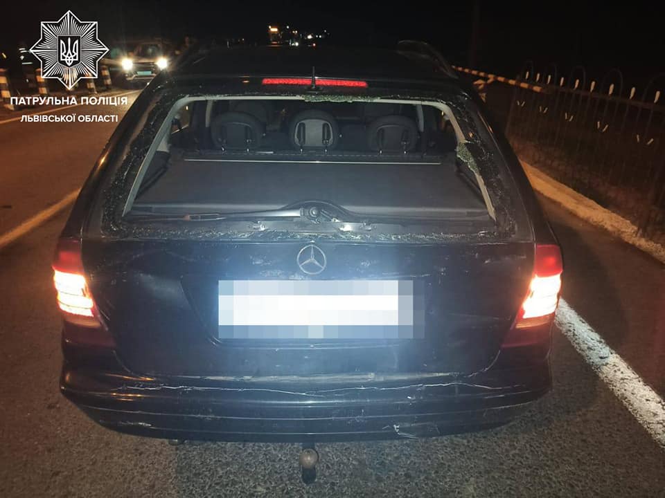 На Львівщині водій автомобіля спричинив ДТП з двома авто і локомотивом. Фото: поліція Львівщини