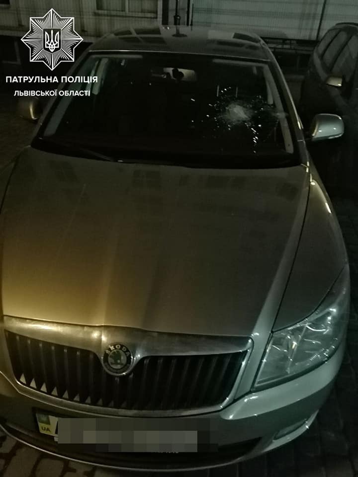 У Львові чоловік розтрощив п'ять автомобілів і супермаркет. Фото: поліції