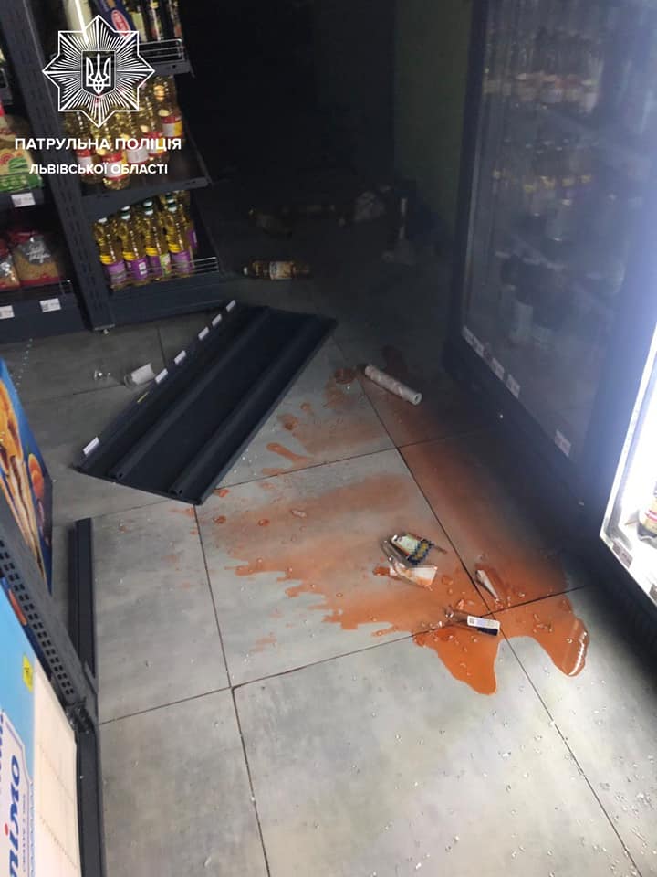 У Львові чоловік розтрощив п'ять автомобілів і супермаркет. Фото: поліції
