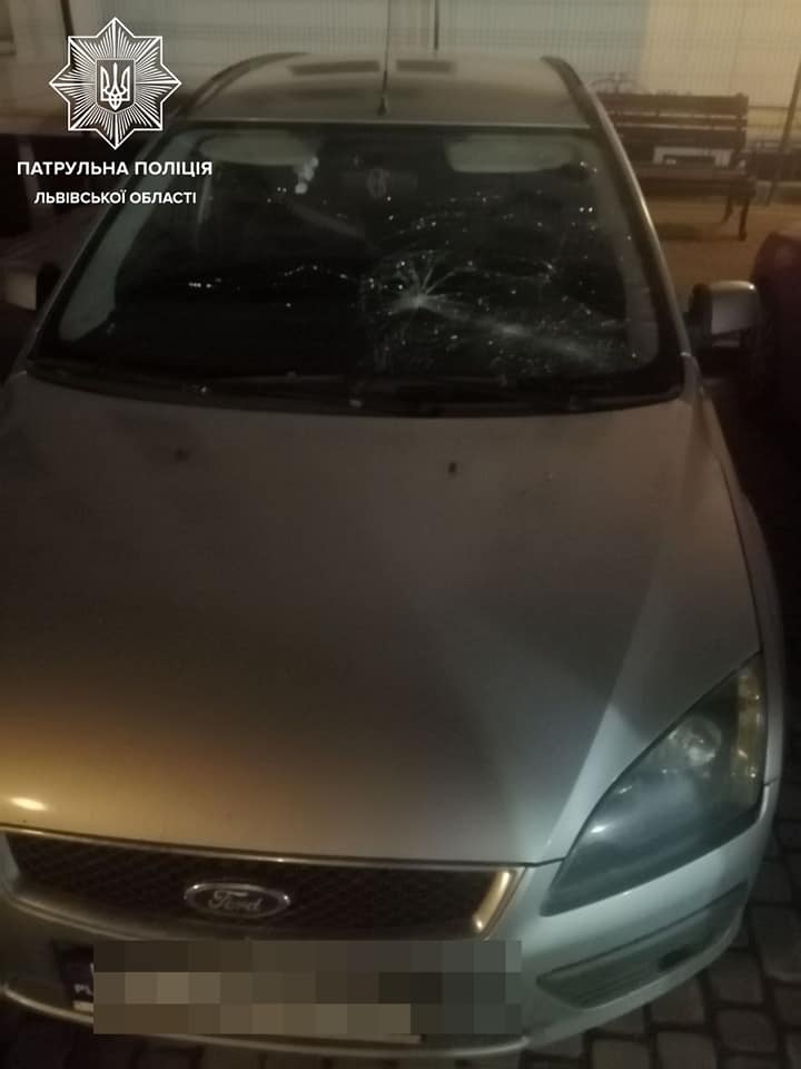 У Львові чоловік розтрощив п'ять автомобілів і супермаркет. Фото: поліції