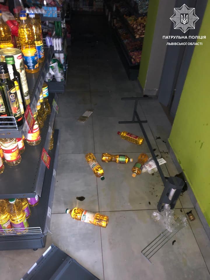 У Львові чоловік розтрощив п'ять автомобілів і супермаркет. Фото: поліції