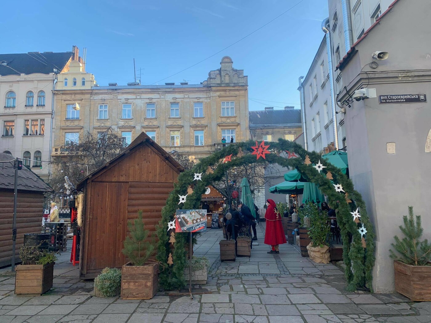 У Львові відкрили ще одну святкову локацію з ялинкою і будиночками зі смаколиками. Фото: 032.ua
