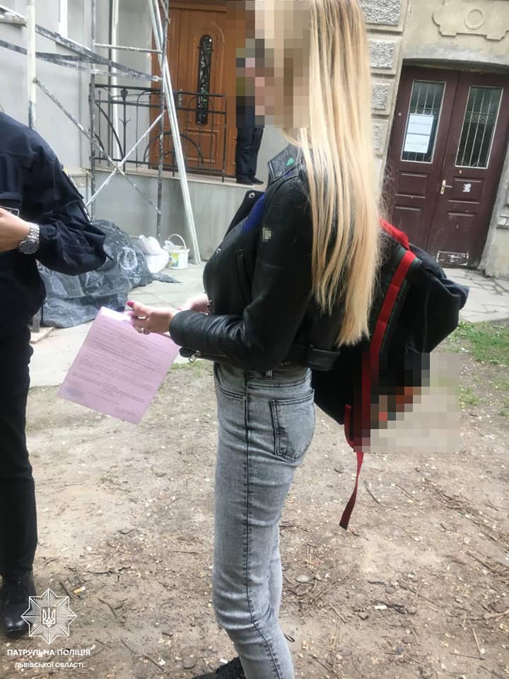 У центрі Львова 24-річна водійка автомобіля Tesla під дією наркотиків спричинила ДТП. Фото: поліція 