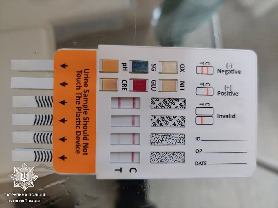 У центрі Львова 24-річна водійка автомобіля Tesla під дією наркотиків спричинила ДТП. Фото: поліція 