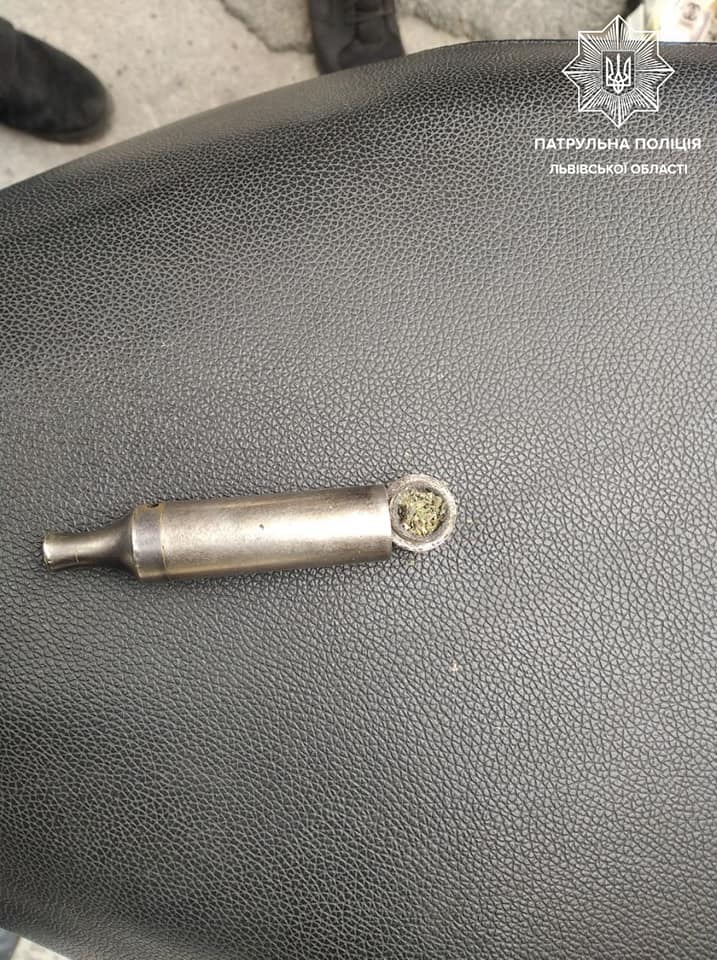 У Львові патрульні затримали скутериста під наркотиками. Фото: поліція