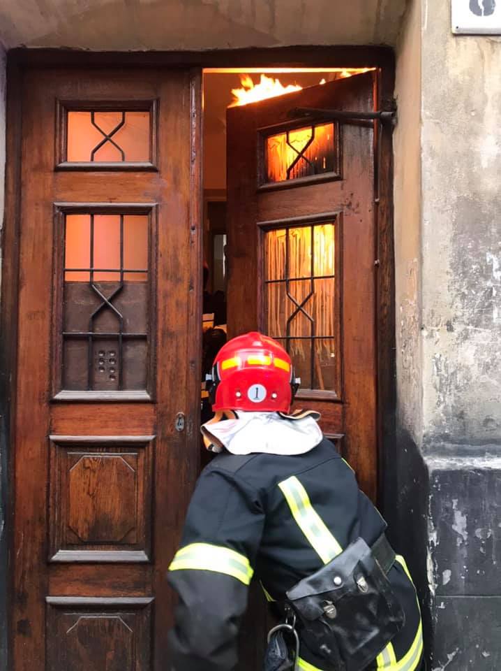 У житловому будинку у Львові зайнялася газова труба. Фото: ДСНС Львівщини