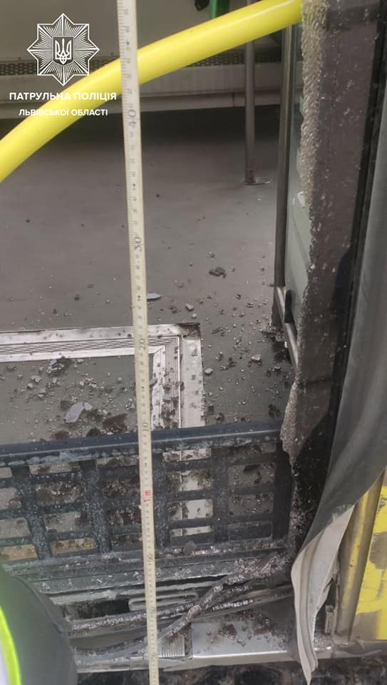 У Львові водій автомобіля врізався у автобус та втік із місця аварії. Фото: поліція Львівщини